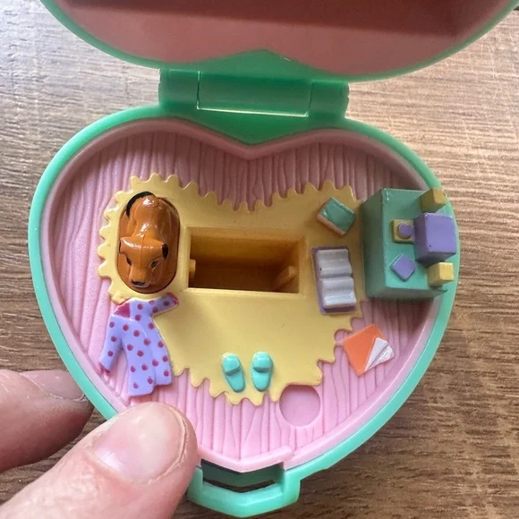 Vintage Bedtime Heart-Shaped Dollhouse Polly Pocket - Picture 3 of 12